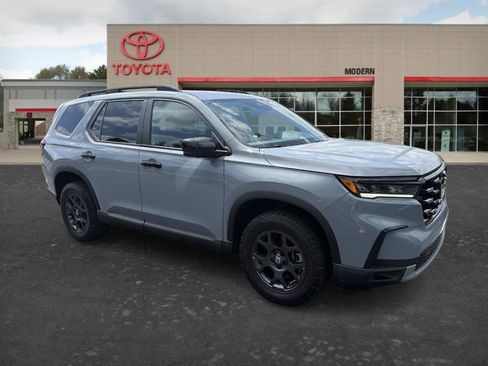 Used 2025 Honda Pilot TrailSport image 3