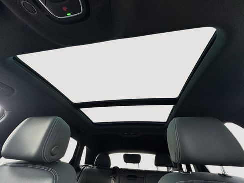 Used 2022 Audi e-tron Premium Plus w/ Premium Plus Package image 17