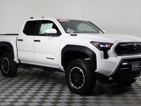 Used 2025 Toyota Tacoma TRD Off-Road image 3