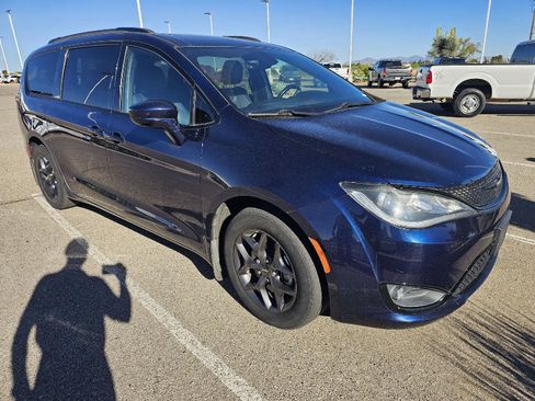 Used 2018 Chrysler Pacifica Touring-L Plus image 7