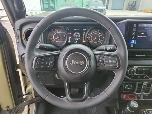 Used 2025 Jeep Gladiator Mojave w/ Convenience Group AWD/4WD image 16