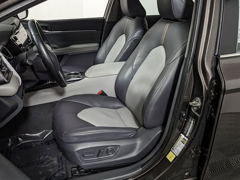 Used 2020 Toyota Camry XLE image 15