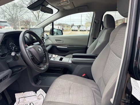 Used 2024 Toyota Sienna LE image 11