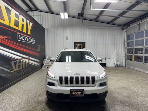 Used 2018 Jeep Cherokee Latitude w/ Cold Weather Group image 17