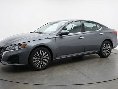 Used 2025 Nissan Altima 2.5 SV image 3