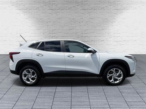 Used 2025 Chevrolet Trax LS w/ LS Convenience Package FWD image 6
