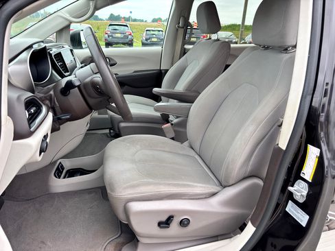 Used 2017 Chrysler Pacifica Touring w/ Tire & Wheel Group image 17