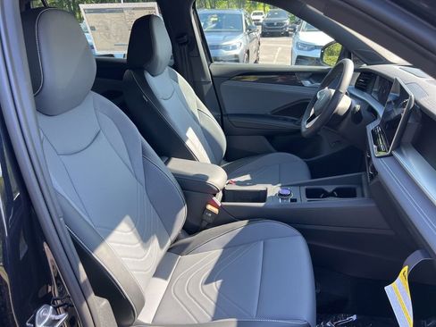 New 2026 Volkswagen Tiguan SE R-Line FWD image 23