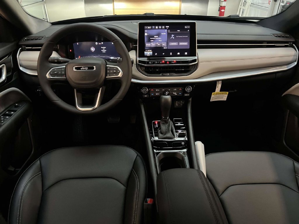 Used 2026 Jeep Compass Limited AWD/4WD image 12