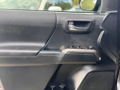 Used 2017 Toyota Tacoma TRD Off-Road image 17