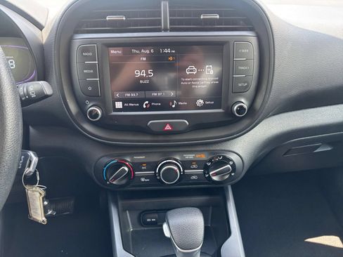 Used 2025 Kia Soul LX w/ LX Technology Package FWD image 17