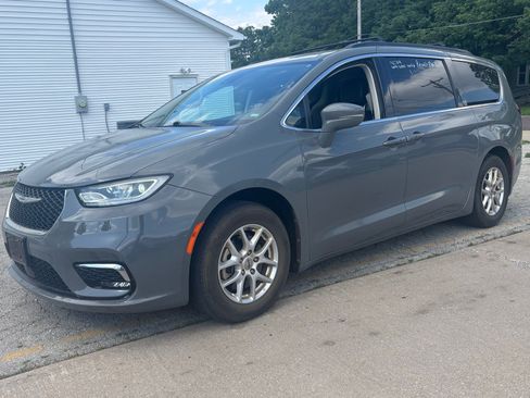 Used 2022 Chrysler Pacifica Touring-L FWD image 5