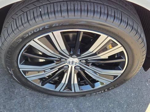 Used 2022 Volvo XC60 B5 Inscription w/ Climate Package FWD image 9