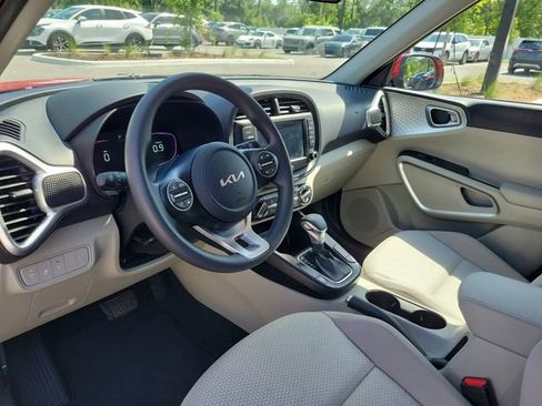 Used 2025 Kia Soul LX w/ LX Technology Package FWD image 12
