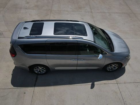 Used 2018 Chrysler Pacifica Limited FWD image 53