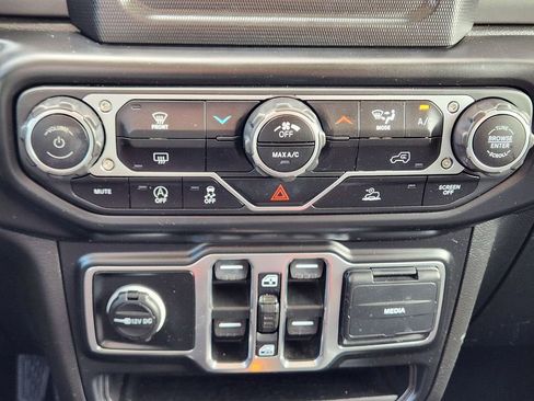 Used 2023 Jeep Gladiator Sport AWD/4WD image 19