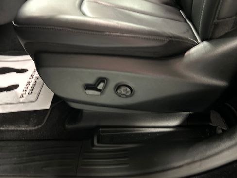 Used 2025 Chrysler Pacifica Select w/ Uconnect Theater Family Group FWD image 13