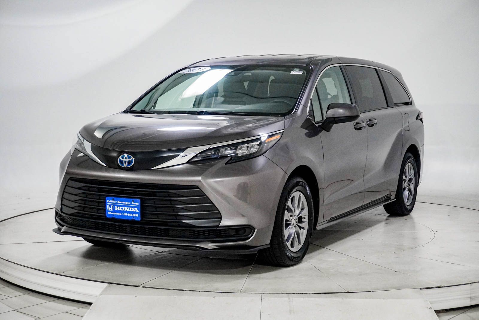 Used 2024 Toyota Sienna LE FWD image 3