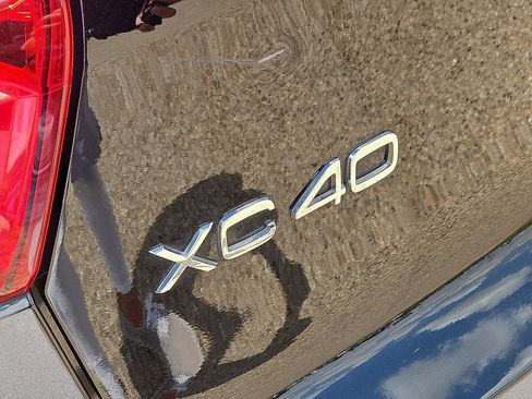 Used 2024 Volvo XC40 B5 Plus AWD/4WD image 10