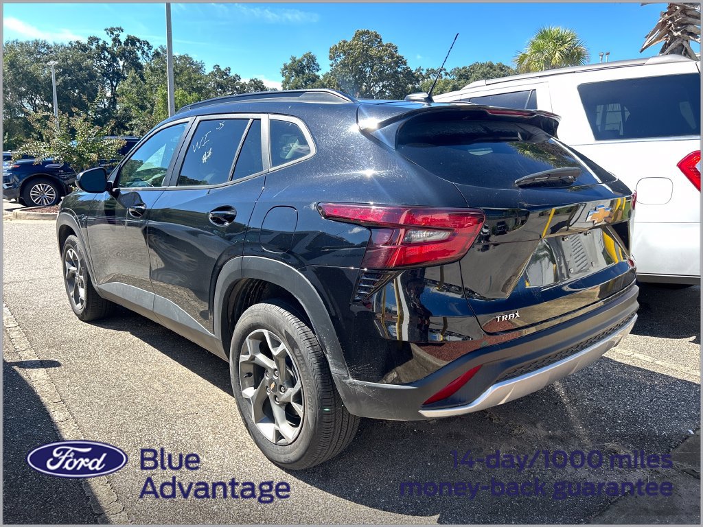 Used 2025 Chevrolet Trax LT FWD image 3