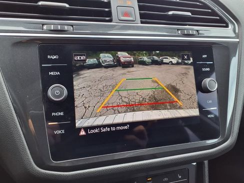 Used 2023 Volkswagen Tiguan SE w/ Panoramic Sunroof Package AWD/4WD image 9
