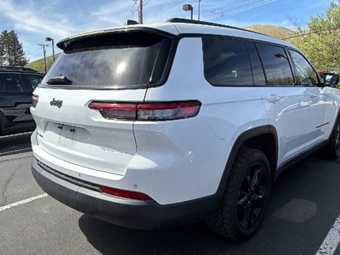 Used 2021 Jeep Grand Cherokee L Laredo image 2