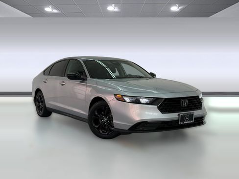 Used 2025 Honda Accord SE image 6