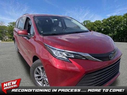 Used 2023 Toyota Sienna LE AWD/4WD image 1
