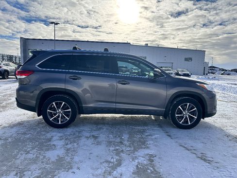 Used 2017 Toyota Highlander XLE image 4