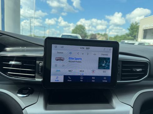 Used 2022 Ford Explorer XLT w/ Equipment Group 202A AWD/4WD image 23