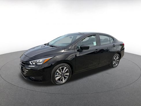 Used 2025 Nissan Versa SV image 4