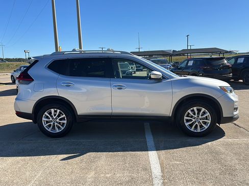 Used 2020 Nissan Rogue SV image 9