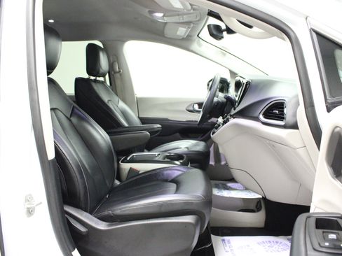 Used 2024 Chrysler Pacifica Touring-L FWD image 19