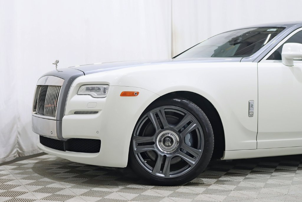 Used 2016 Rolls-Royce Ghost RWD image 2