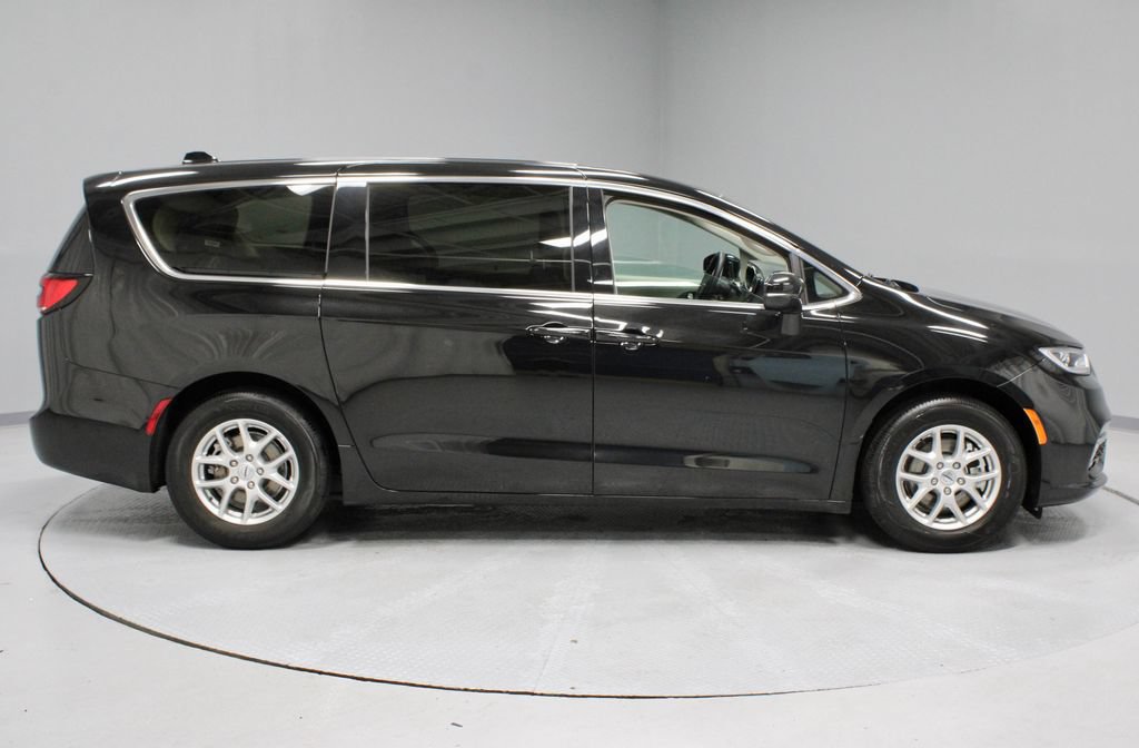 Used 2024 Chrysler Pacifica Touring-L FWD image 12