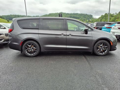 Used 2019 Chrysler Pacifica Touring Plus w/ S Appearance Package FWD image 6