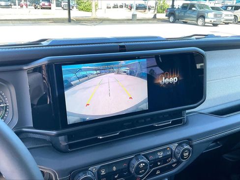 Used 2025 Jeep Wrangler Sahara image 25