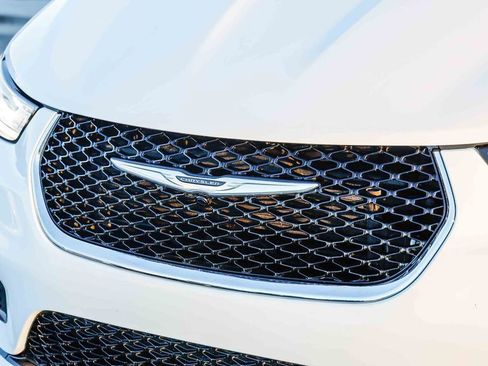 Certified 2024 Chrysler Pacifica Touring-L image 6