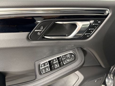 Certified 2025 Porsche Macan AWD/4WD image 33