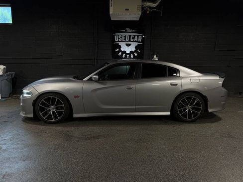 Used 2018 Dodge Charger R/T Scat Pack RWD image 2