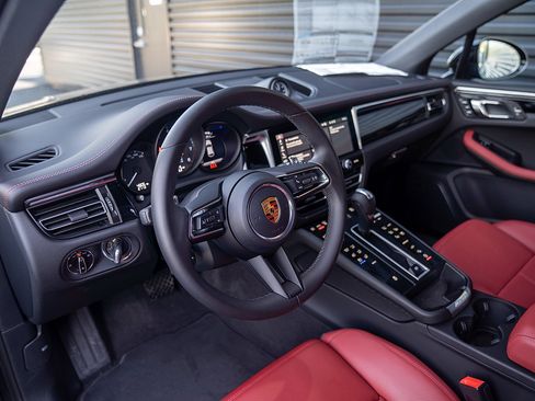 Used 2026 Porsche Macan AWD/4WD image 4