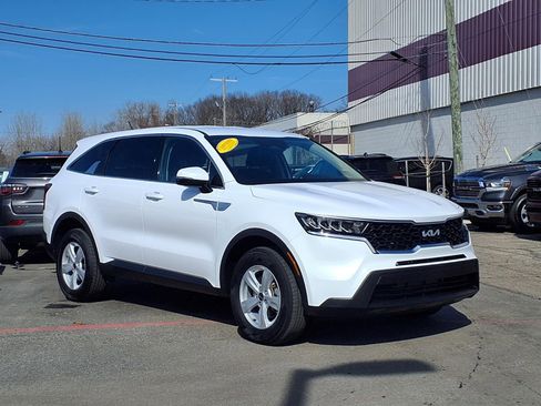 Used 2023 Kia Sorento LX image 1