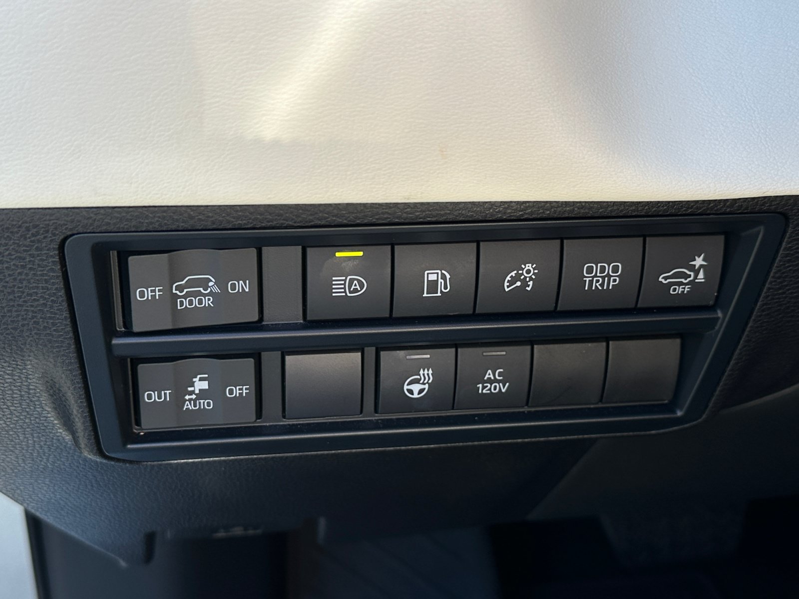 Used 2025 Toyota Sequoia Capstone AWD/4WD image 22