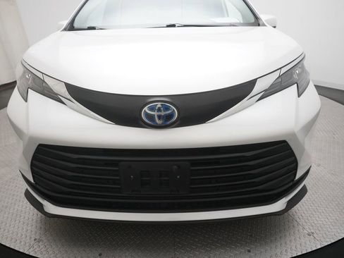 Used 2025 Toyota Sienna XLE FWD image 23