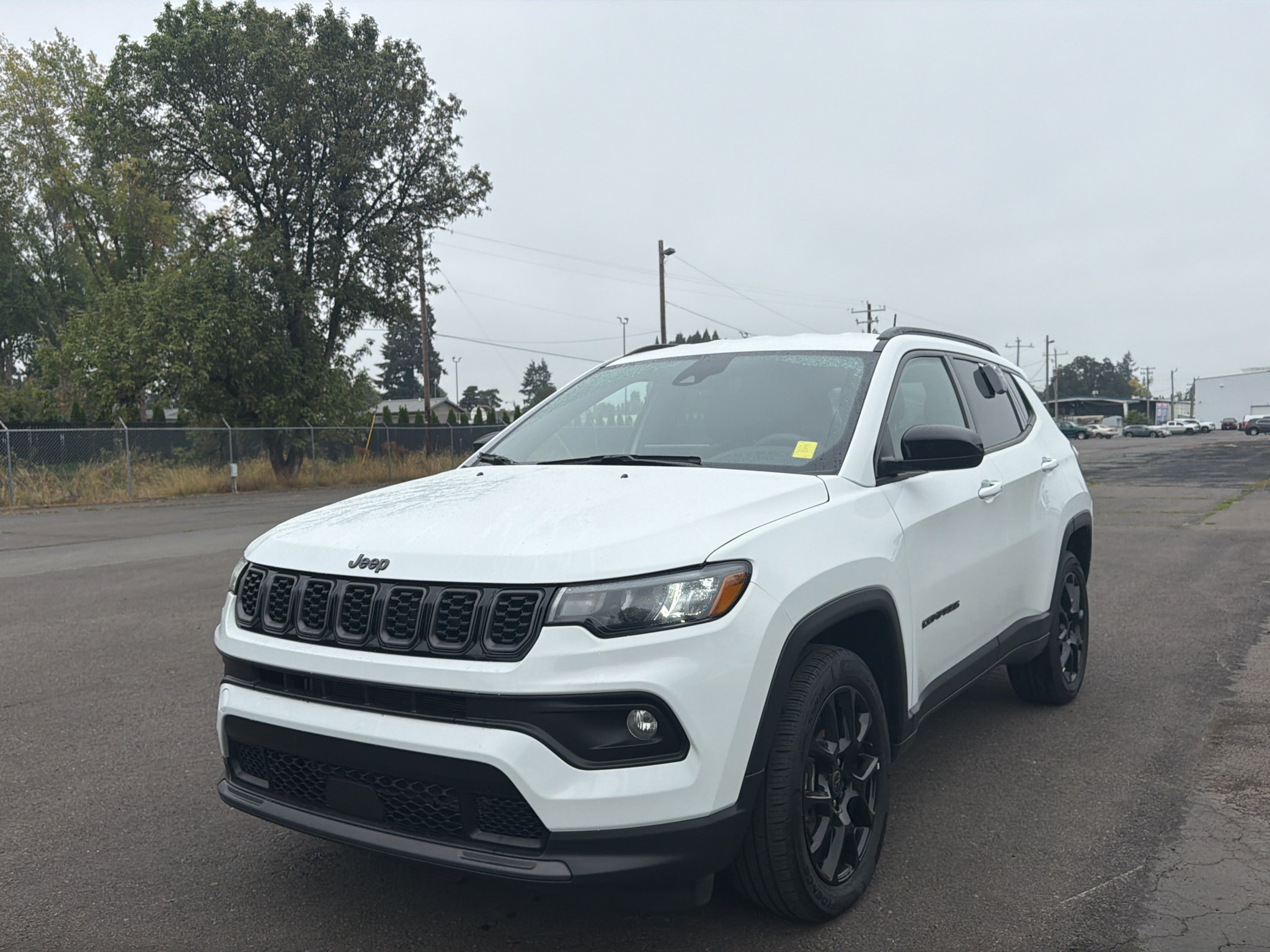 Used 2025 Jeep Compass Latitude w/ Convenience Group AWD/4WD image 3