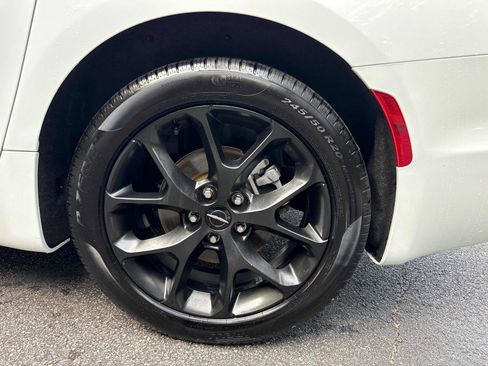 Used 2025 Chrysler Pacifica Limited FWD image 33