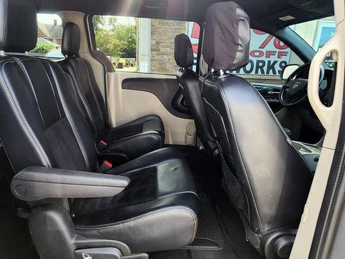 Used 2017 Dodge Grand Caravan SXT image 34