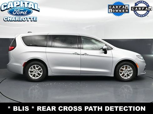 Used 2023 Chrysler Pacifica Touring-L FWD image 8