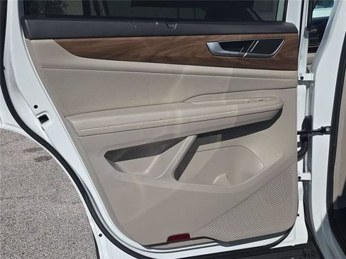 Used 2024 Volkswagen Atlas SE w/ Panoramic Sunroof Package FWD image 10