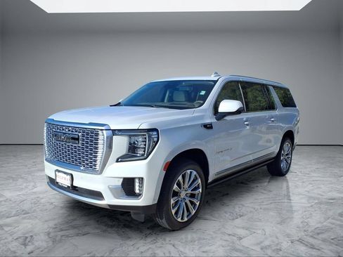 Used 2023 GMC Yukon XL Denali w/ Denali Reserve Package AWD/4WD image 3